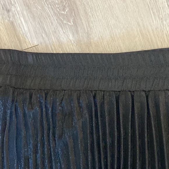 Pleated black skirt with gold shimmer. - Picture 5 of 11